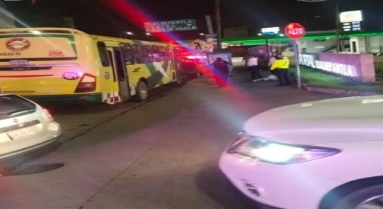 Pasajeros someten a asaltante de transporte publico en Tlalnepantla; portaba un cuchillo