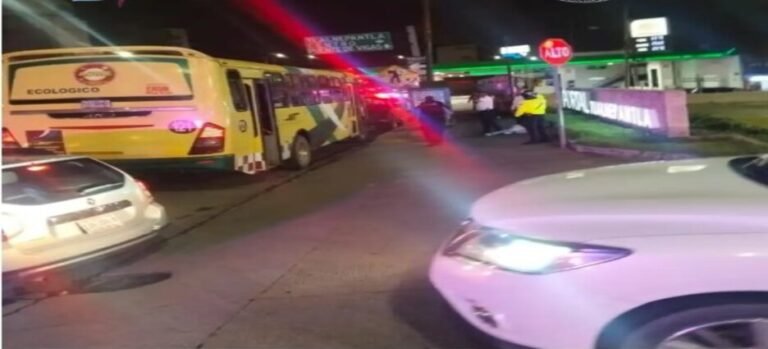 Pasajeros someten a asaltante de transporte publico en Tlalnepantla; portaba un cuchillo