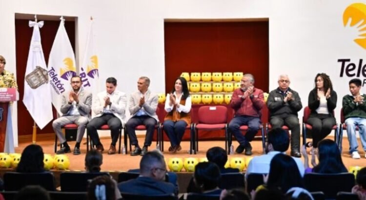 Gobernadora Delfina Gómez entrega donativo de 25 MDP al Teletón