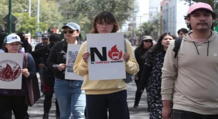 Población del Edomex lamenta alza oficial al transporte publico Población del Edomex lamenta alza oficial al transporte publico