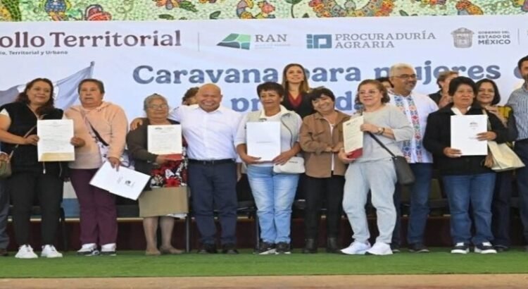 Entregan 460 títulos de propiedad a mujeres en Tlalnepantla