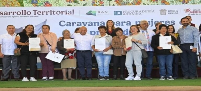 Entregan 460 títulos de propiedad a mujeres en Tlalnepantla