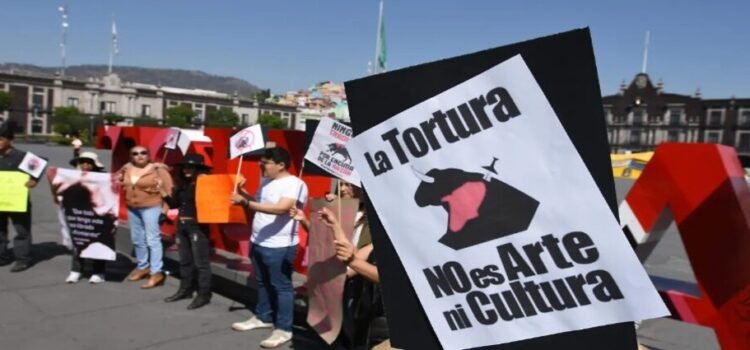 Activistas piden prohibir corridas de toros a Congreso del Edomex