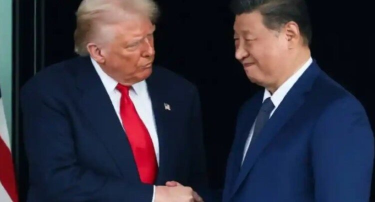 Acuerdan Estados Unidos y China suspender tarifas marítimas por un año