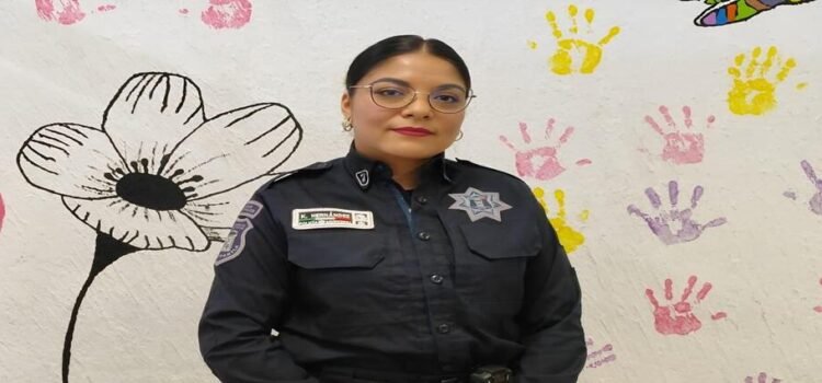 Policías salvan la vida de joven que intentaba arrojarse de puente peatonal en Tlalnepantla