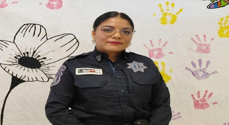 Policías salvan la vida de joven que intentaba arrojarse de puente peatonal en Tlalnepantla