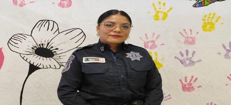 Policías salvan la vida de joven que intentaba arrojarse de puente peatonal en Tlalnepantla