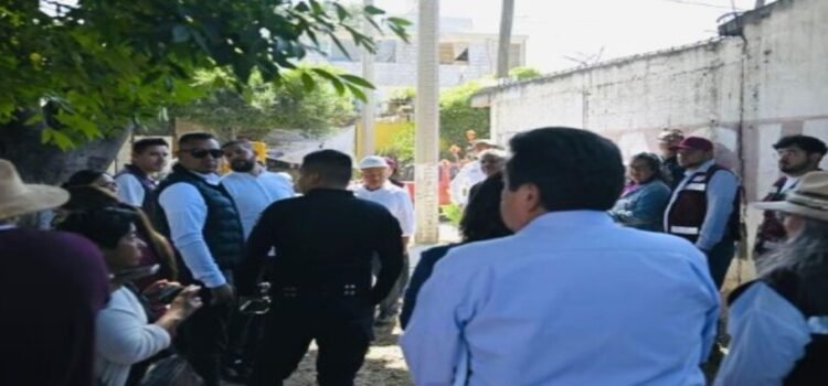 Alcalde Raciel Pérez recorre la colonia La Ferrocarrilera El Hoyo junto a habitantes de Tlalnepantla