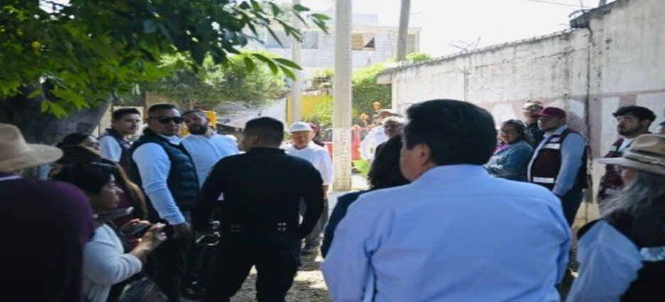 Alcalde Raciel Pérez recorre la colonia La Ferrocarrilera El Hoyo junto a habitantes de Tlalnepantla