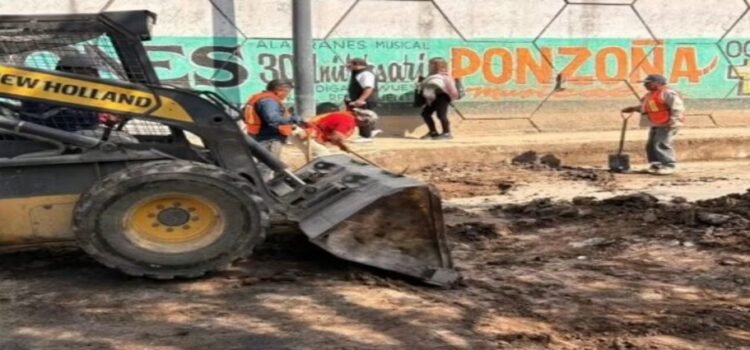 Reparan fuga de agua en carretera Lago de Guadalupe en Tlalnepantla Reparan fuga de agua en carretera Lago de Guadalupe en Tlalnepantla