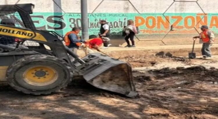 Reparan fuga de agua en carretera Lago de Guadalupe en Tlalnepantla Reparan fuga de agua en carretera Lago de Guadalupe en Tlalnepantla