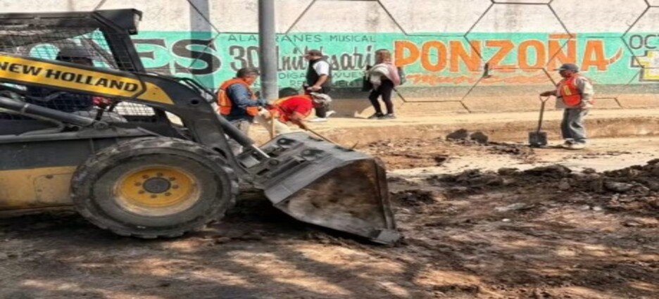 Reparan fuga de agua en carretera Lago de Guadalupe en Tlalnepantla