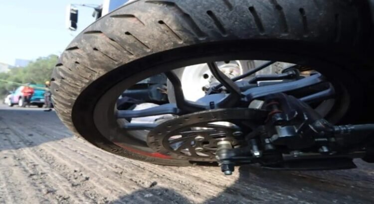 Motociclista pierde la vida tras derrapar y chocar en Tlalnepantla