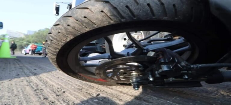Motociclista pierde la vida tras derrapar y chocar en Tlalnepantla