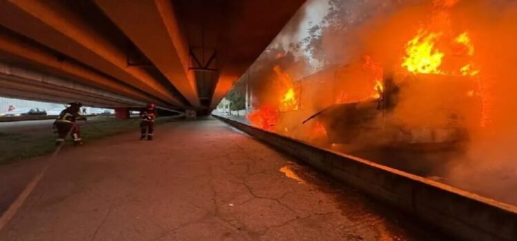 Se incendia unidad de transporte público en Tlalnepantla Se incendia unidad de transporte público en Tlalnepantla