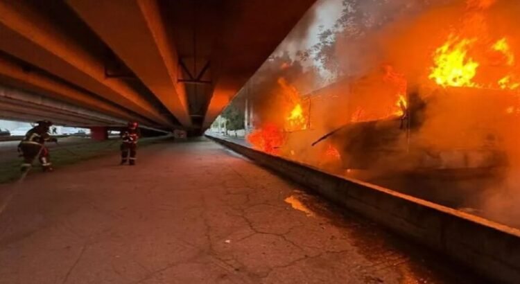 Se incendia unidad de transporte público en Tlalnepantla