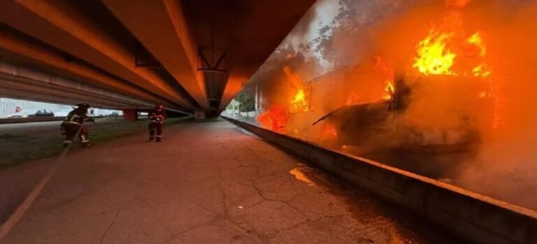Se incendia unidad de transporte público en Tlalnepantla