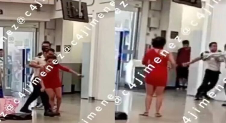 Captan pelea entre un guardia de seguridad y ‘farderos’ en supermercado de Tlalnepantla