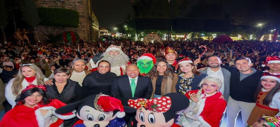 Inician festividades decembrinas con encendido del árbol en Tlalnepantla