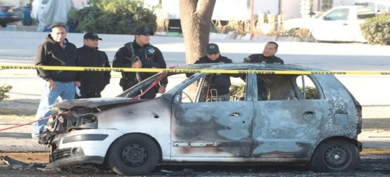 Encuentran cuerpo de hombre calcinado dentro de automovil en Tlalnepantla